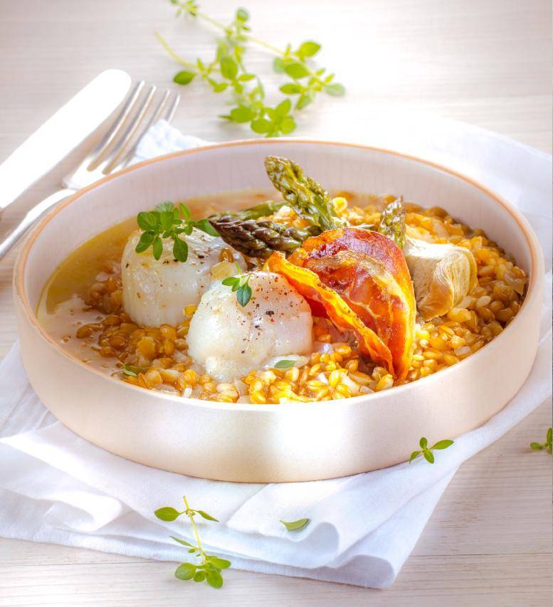 Risotto de espelta com espargos e alcachofras, vieiras e chips de bacon - Receita Companion Connect | Moulinex