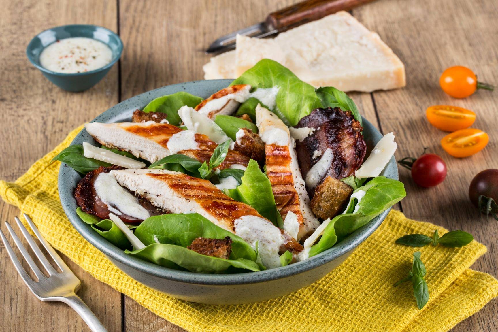 Salada César com bacon grelhado - Receita undefined | Moulinex