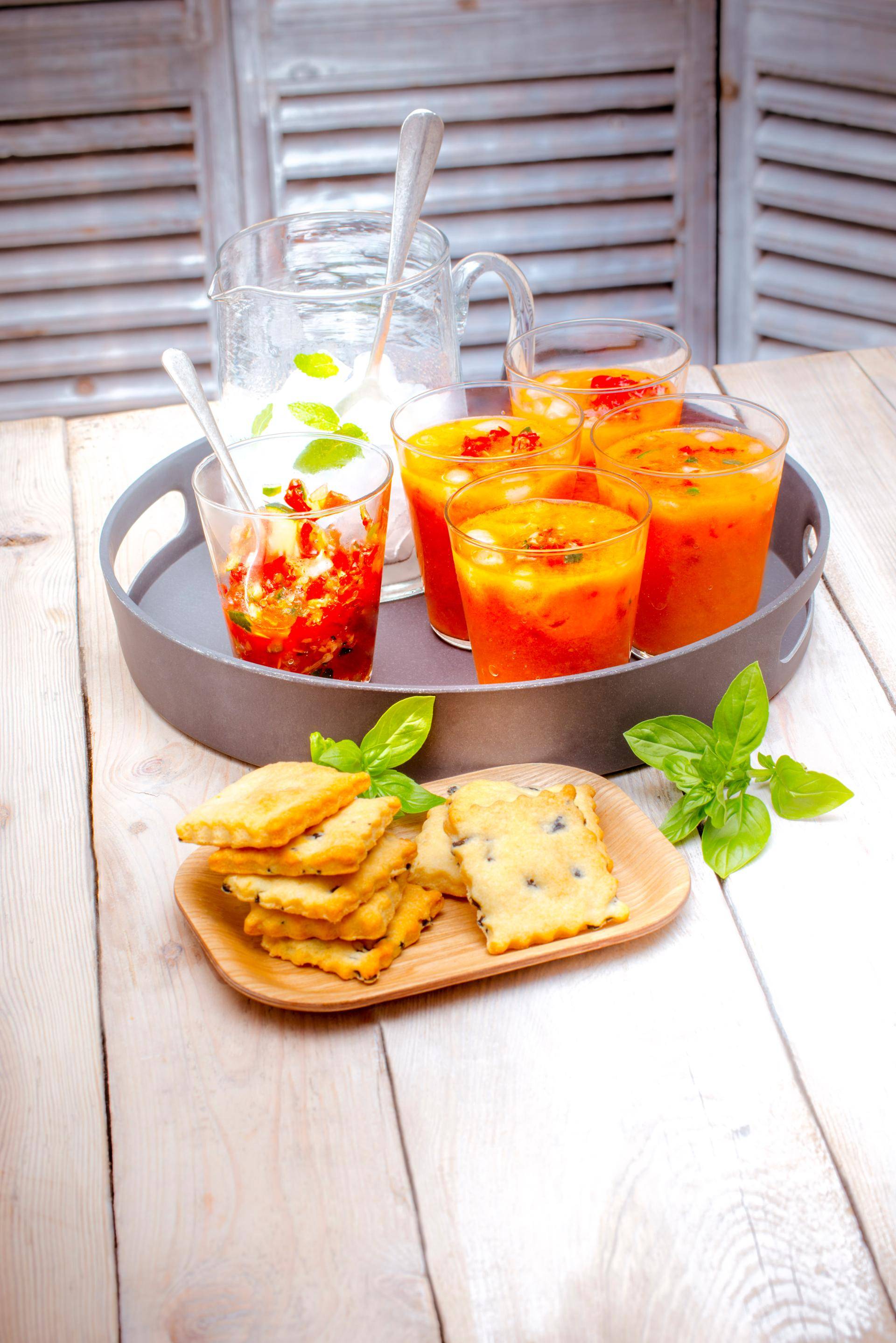 Sopa de tomate, tártaro de legumes e bolachas areadas com azeitonas - Receita Companion Connect | Moulinex