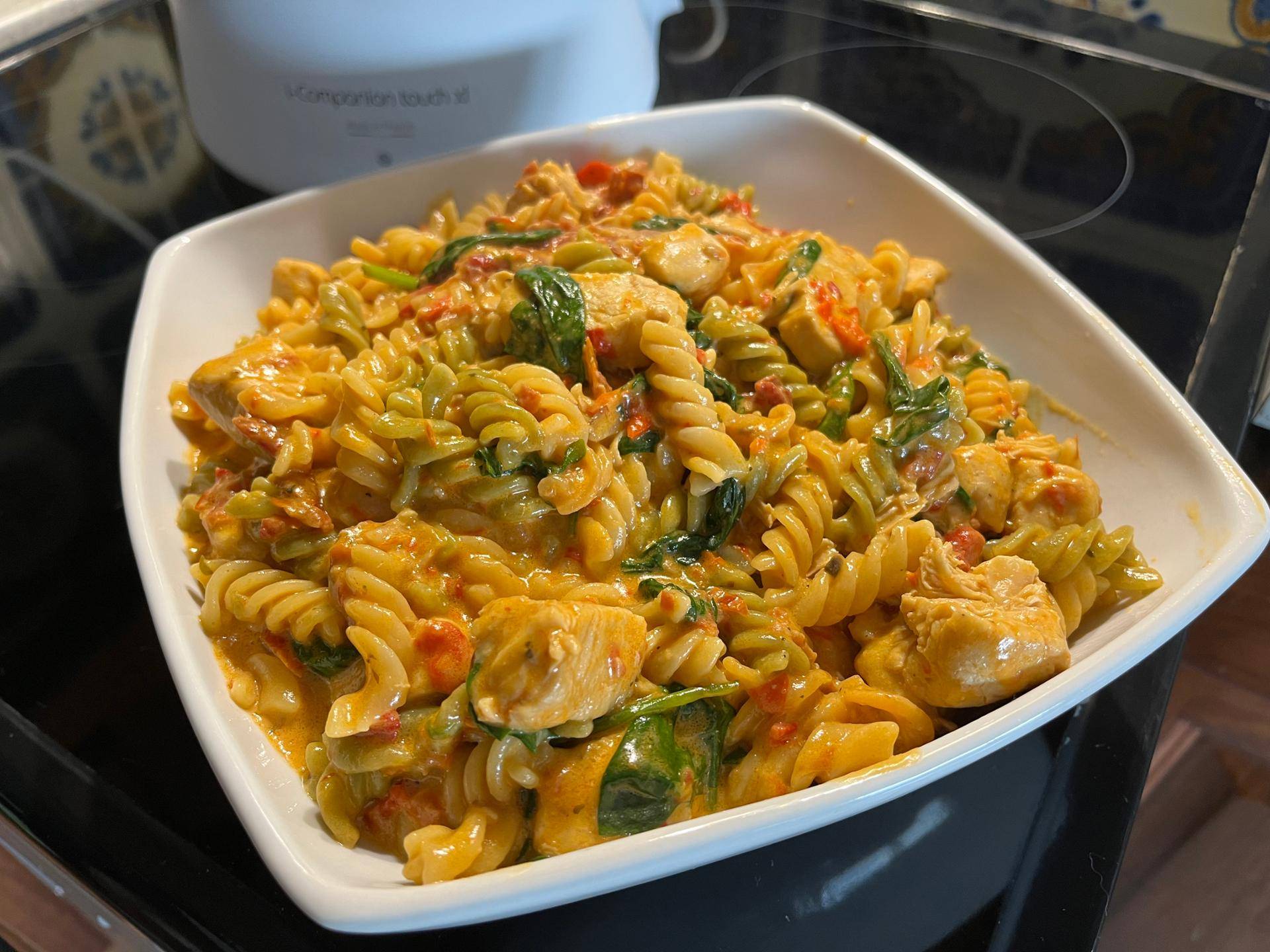 Massa cremosa de frango com espinafres e tomate seco - Receita Companion Connect XL | Moulinex