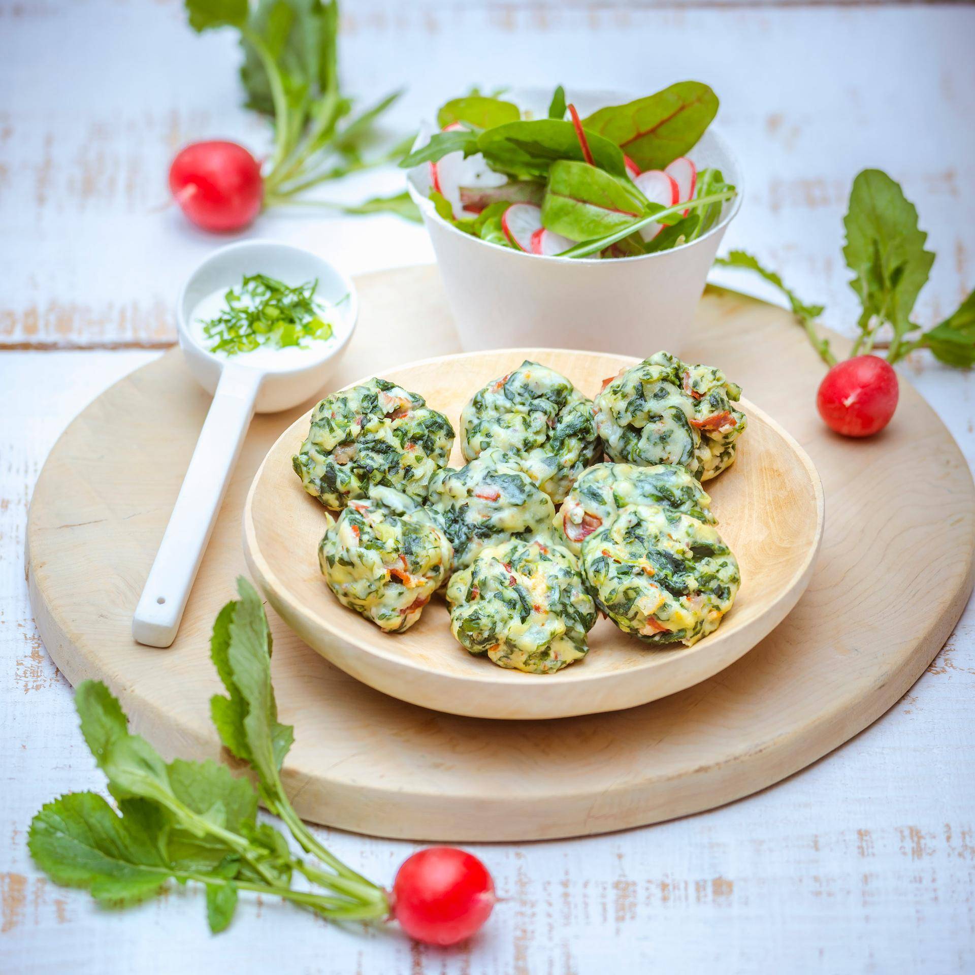 Bolinhas de ricotta com espinafres, chouriço e salada verde - Receita Companion Connect | Moulinex