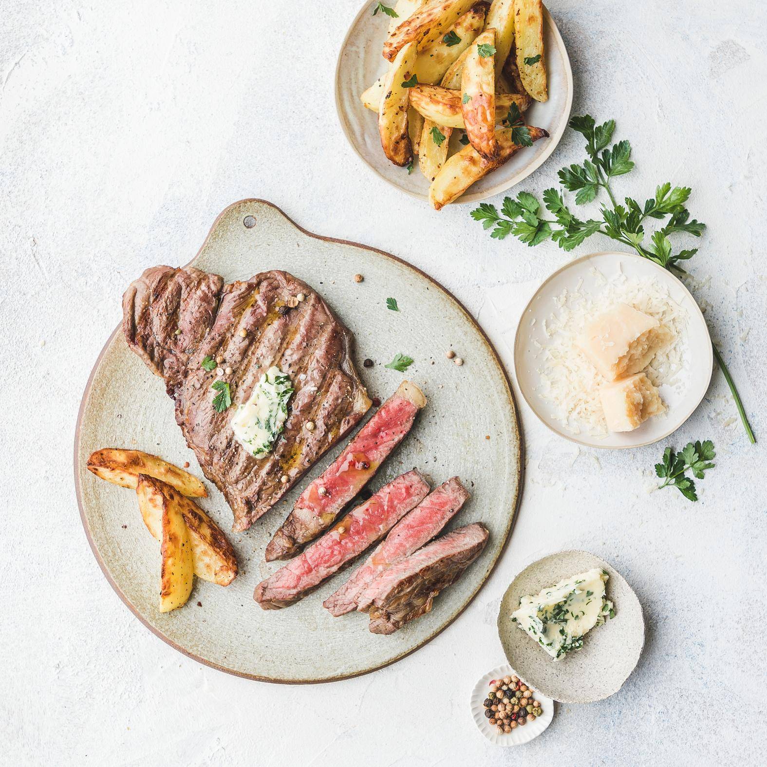 Bife do lombo com manteiga de alho e batatas com queijo Parmesão - Receita Dual EasyFry&Grill | Moulinex