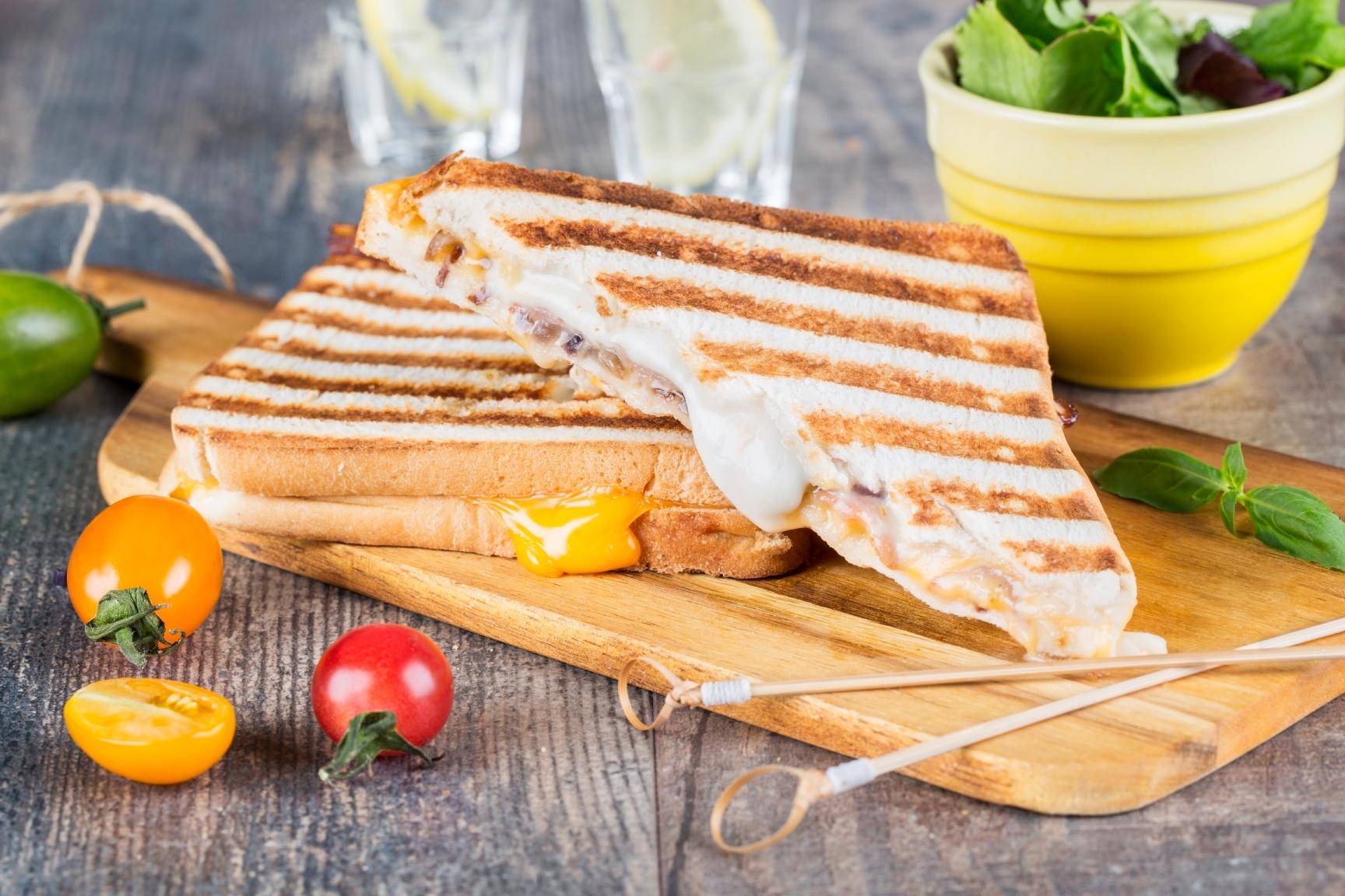 Sandes de queijo grelhado e bacon - Receita OptiGrill XL | Moulinex