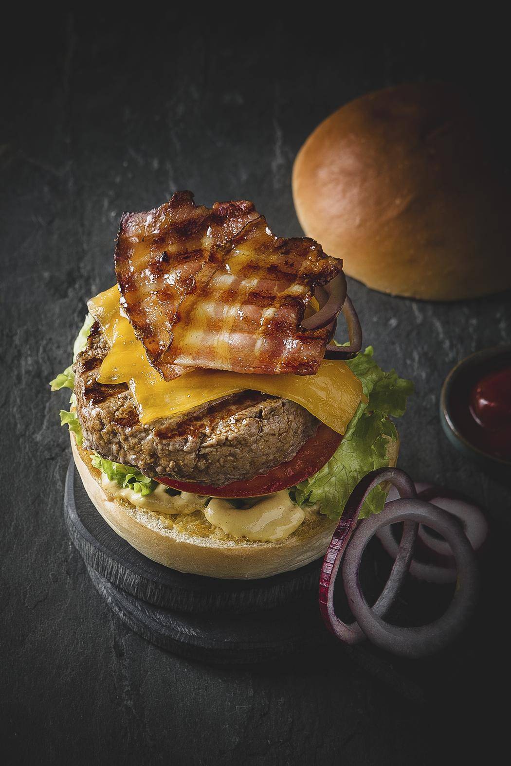 Hambúrguer com queijo e bacon - Receita undefined | Moulinex