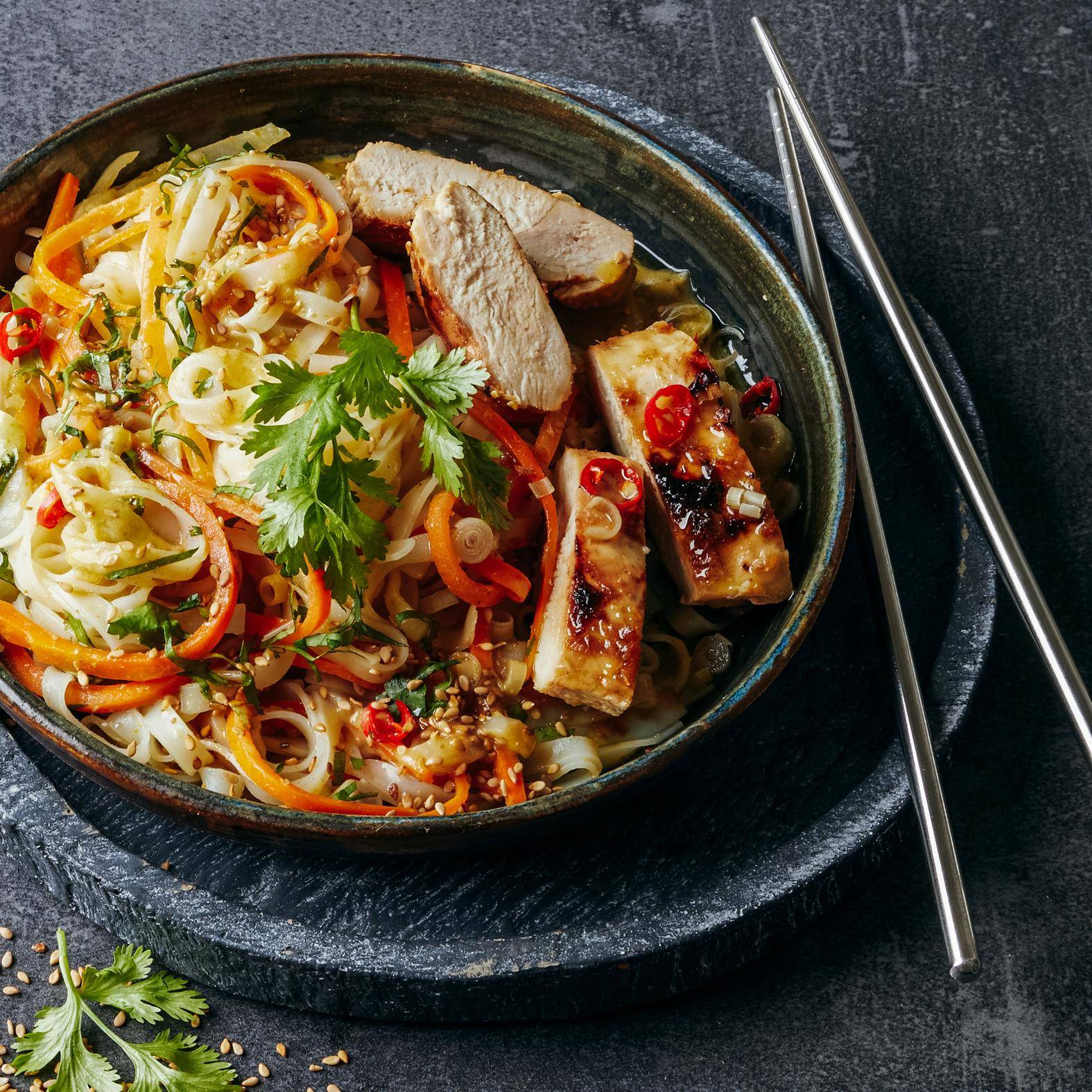Frango grelhado com erva-príncipe e noodles de caril verde - Receita OptiGrill 2in1 XL | Moulinex