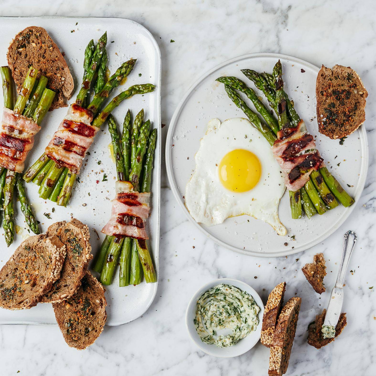 Espargos grelhados com bacon e ovos estrelados - Receita OptiGrill 2in1 | Moulinex