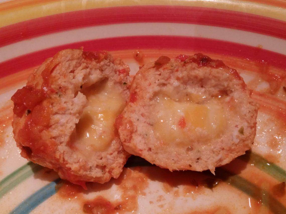 Almondegas de frango recheadas com queijo, em molho de tomate - Receita Companion XL | Moulinex